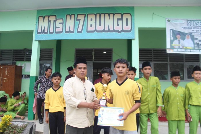 Daffi Juhanda Bersinar! Siswa MTsN 7 Bungo Raih Predikat Kiper Terbaik pada Turnamen Futsal SMKN 5 Bungo Cup 2026 Daffi Juhanda Bersinar! Siswa MTsN 7 Bungo Raih Predikat Kiper Terbaik pada Turnamen Futsal SMKN 5 Bungo Cup 2026