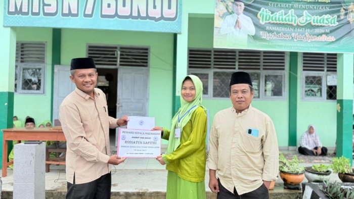 Prestasi Membanggakan, Siswi MTsN 7 Bungo Raih Sukses Lolos SPMB dan Terima Reward dari Kepala Madrasah