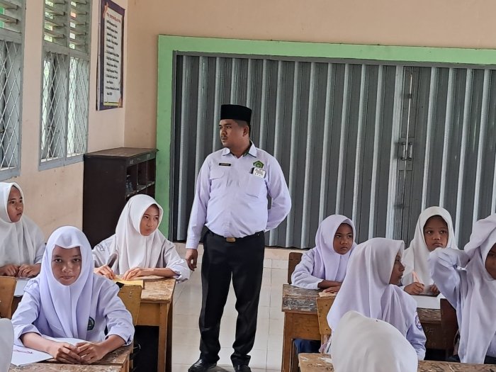 Pantau Kedisiplinan Usai Razia, Guru BK MTsN 7 Bungo Lakukan Pemeriksaan Langsung ke Kelas