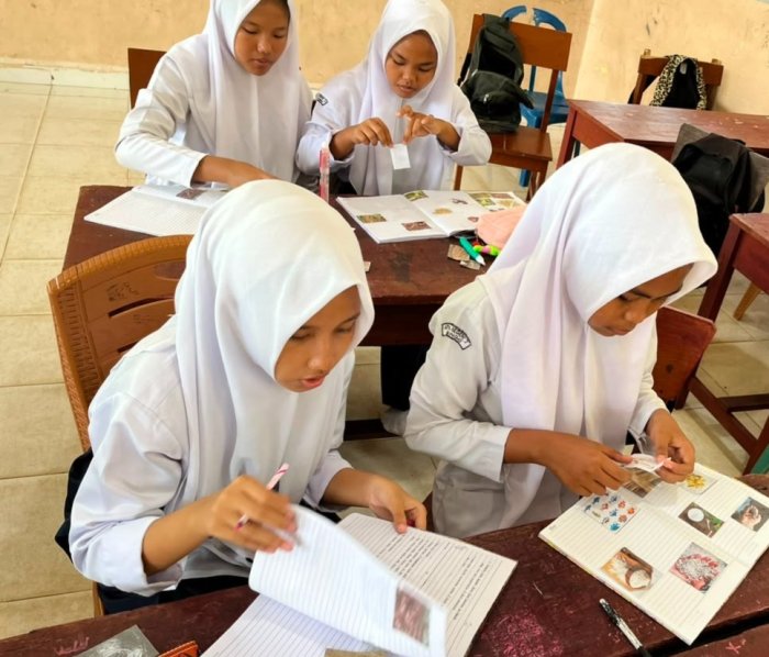 Guru IPS MTsN 7 Bungo Ajak Siswa Kelas VIII C Mengenal Sumber Kekayaan Alam untuk Memenuhi Kebutuhan Hidup