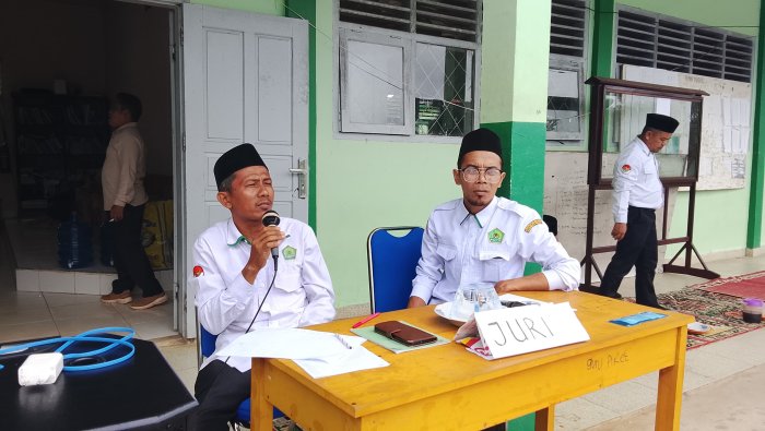 Dewan Juri Sampaikan Arahan Teknis Sebelum Lomba Tahfidz Dimulai di MTsN 7 Bungo