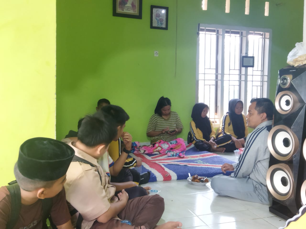 Siswa Kelas VIIIA MTs Negeri 7 Bungo melakukan kunjungan kerumah siswa yang sakit