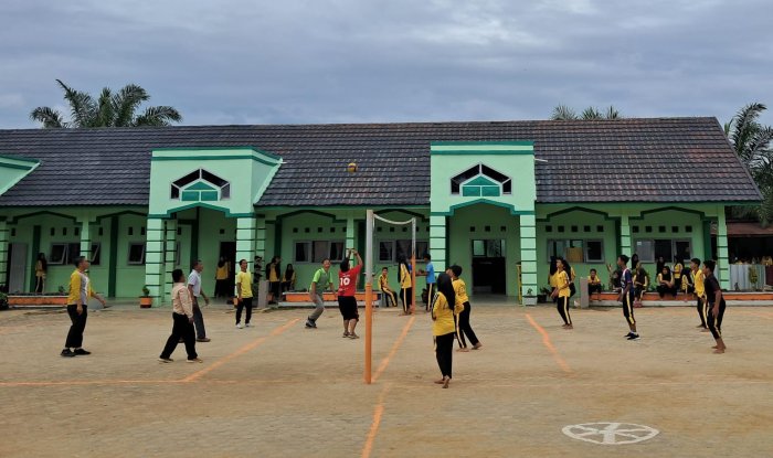 Tawa Pecah di Lapangan MTsN 7 Bungo: Guru dan Siswa Kompak Seru-Seruan Main Voli Saat Jam Istirahat
