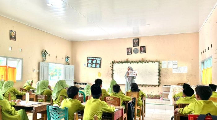 Siswa Kelas VIII A Antusias Ikuti KBM IPS Bertema : Menganalisis Penyebab Indonesia Dijajah