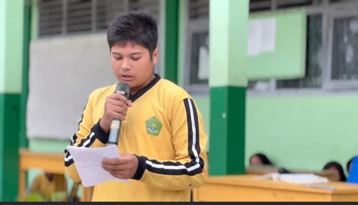 Aldi Firmansyah Tampilkan Puisi 