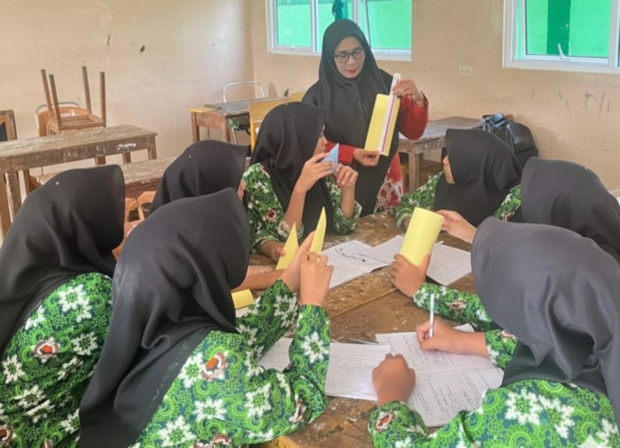 Belajar Seru di Kelas IX B: Ibu Zaleha Ajak Siswa Pahami Volume Tabung Lewat Kerja Kelompok