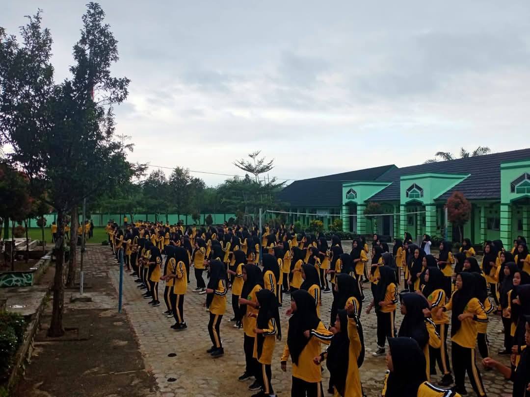 MTs Negeri 7 Bungo Gelar Senam Pagi Rutin untuk Jaga Kebugaran dan Kebersamaan