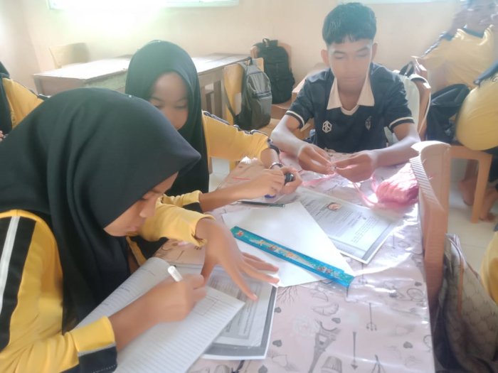 Siswa Kelas IX A MTsN 7 Bungo Antusias dalam Praktikum Pembuatan Magnet