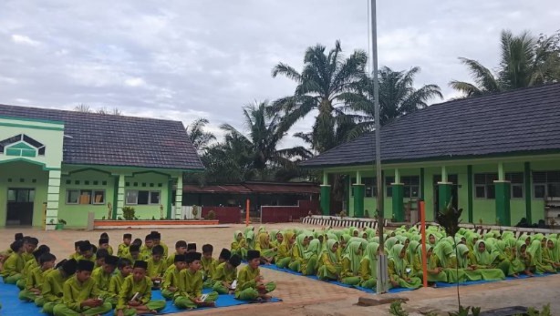 Yasinan Pagi Kembali Gema di MTsN 7 Bungo: Perkuat Spiritualitas dan Tanamkan Karakter Religius Peserta Didik
