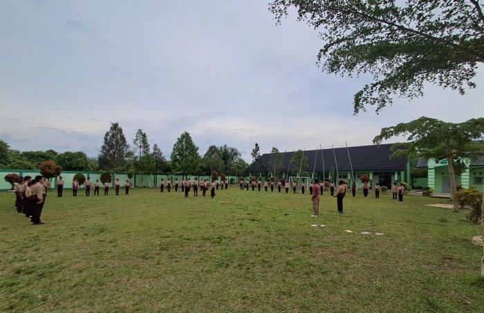 Lapangan MTsN 7 Bungo Dipenuhi Semangat Kepramukaan dalam Latihan Pramuka Penggalang