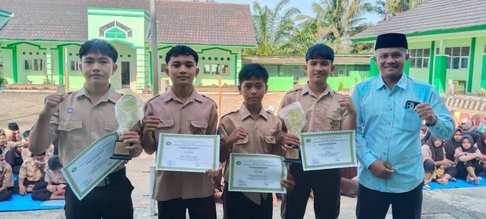 Kepala MTsN 7 Bungo Serahkan Piala Liga Madrasah 2025/2026, Wujud Apresiasi Prestasi dan Sportivitas Siswa