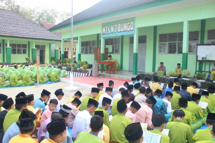 Berkah Jumat, Warga MTsN 7 Bungo Gelar Yasinan Bersama Berkah Jumat, Warga MTsN 7 Bungo Gelar Yasinan Bersama