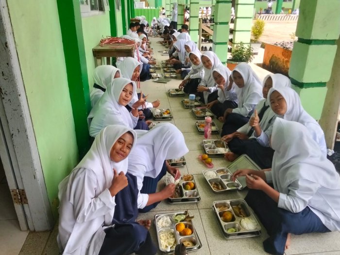 Bangun Kebersamaan dan Karakter: MTsN 7 Bungo Gelar Program Makan Bergizi Gratis di Depan Kelas