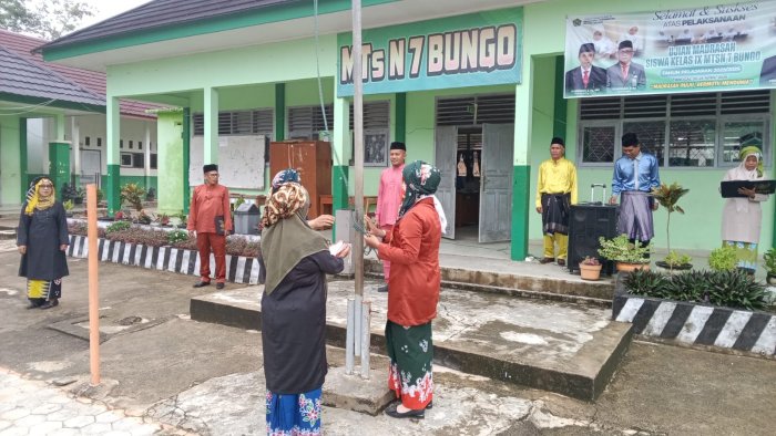 Kenakan Busana Adat, GTK MTsN 7 Bungo Sukses Jadi Petugas Upacara Hardiknas 2026