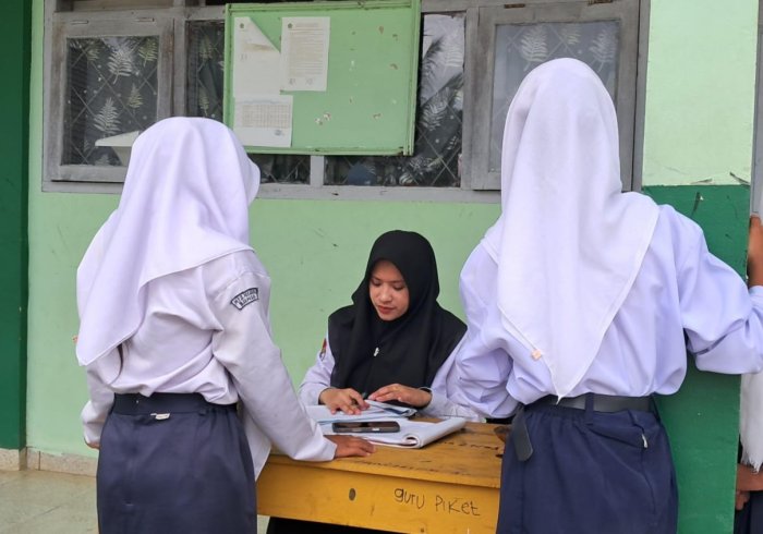 Guru Piket Jalankan Tugas dengan Penuh Tanggung Jawab, Pastikan Kedisiplinan dan Kelancaran Kegiatan di MTsN 7 Bungo