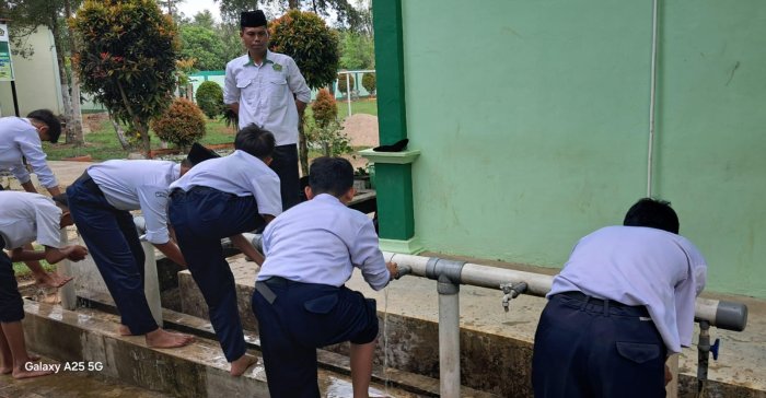 Tak Hanya Shalat Berjamaah, Guru MTsN 7 Bungo Intensif Dampingi Siswa Berwudhu Sesuai Syariat