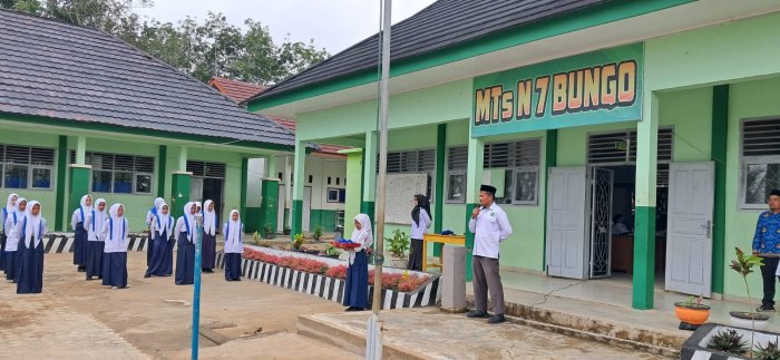 Pengukuhan PMR MTsN 7 Bungo, Kepala Madrasah Tekankan Jiwa Kemanusiaan dan Dorong Pelopor Madrasah Sehat