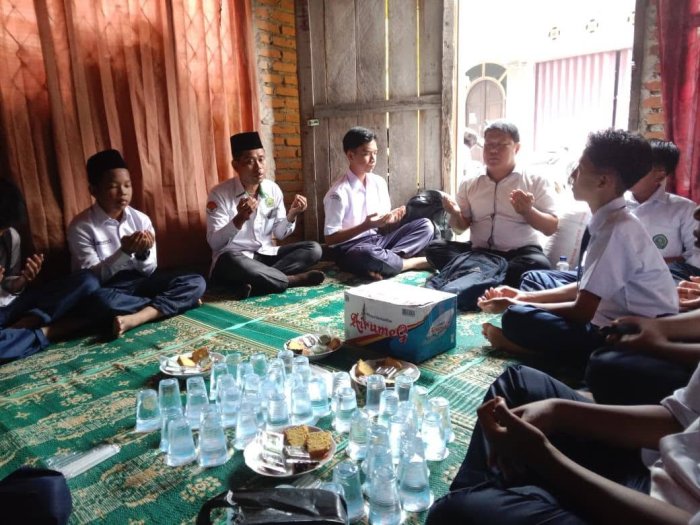 Panjatkan Doa dan Sampaikan Belasungkawa, Keluarga Besar MTsN 7 Bungo Takziyah ke Rumah Duka Siswa
