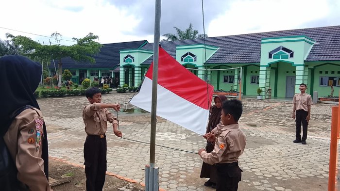 Kelas VII A MTsN 7 Bungo Gelar Latihan Intensif untuk Persiapan Petugas Upacara Bendera Senin