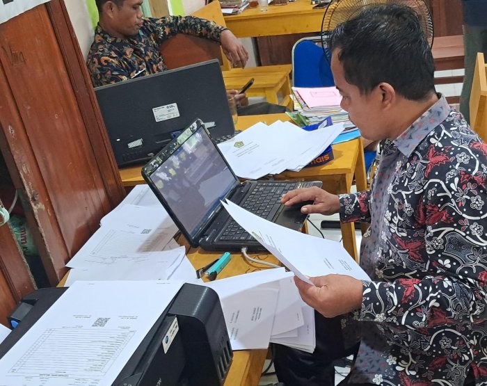 Guru dan Tendik MTsN 7 Bungo Matangkan Administrasi Menjelang PKKM 2025