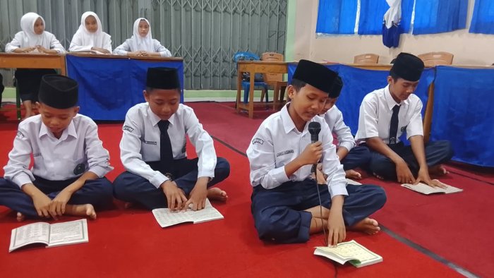 Tanamkan Cinta kepada Allah SWT, Ibu Sumarni Ajak Siswa MTsN 7 Bungo Lantunkan Asmaul Husna Penuh Penghayatan