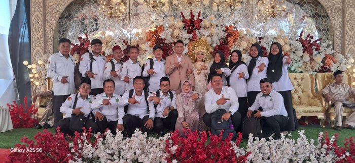 Keluarga Besar MTsN 7 Bungo Hadiri Pernikahan Keluarga Guru, Pererat Silaturahmi dan Kekeluargaan