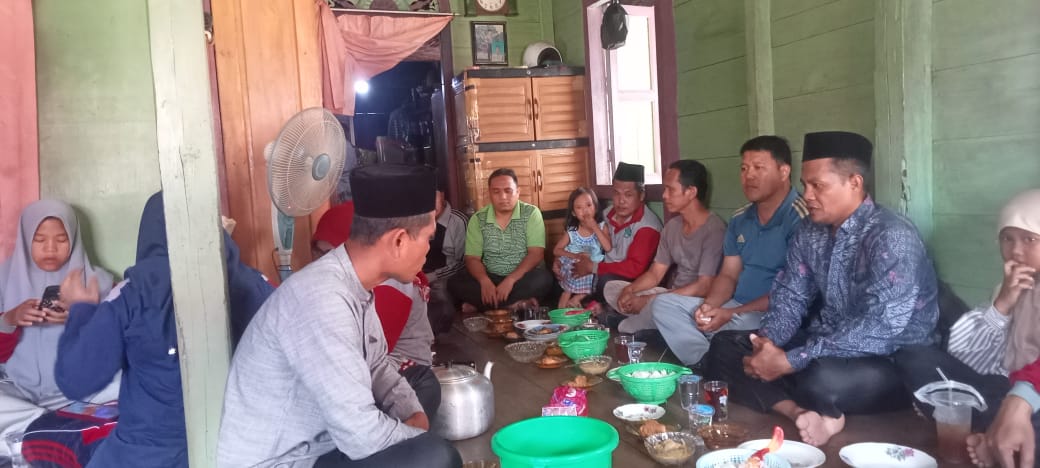 Keluarga Besar MTsN 7 Bungo Takziah atas Meninggalnya Orang Tua Guru