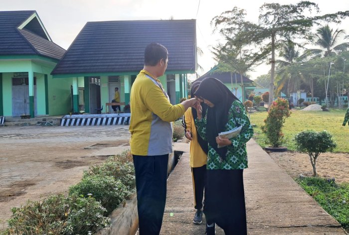 Keakraban Siswa dan Guru MTsN 7 Bungo Terjaga Lewat Tradisi Bersalaman Pagi Hari