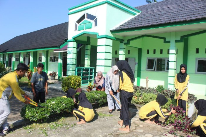 Gotong Royong Wujudkan Madrasah ASRI, Keluarga Besar MTsN 7 Bungo Gelar Aksi Bersih Lingkungan Jelang ASAS Genap