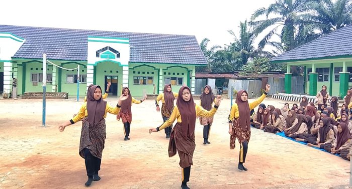 Pergelaran Minat dan Bakat Kembali Digelar di MTsN 7 Bungo, Kelas IX B Tampil Percaya Diri