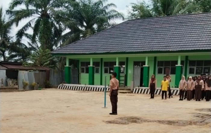 Kelas IX B Gelar Latihan Jelang Upacara Pengibar Bendera Hari Senin