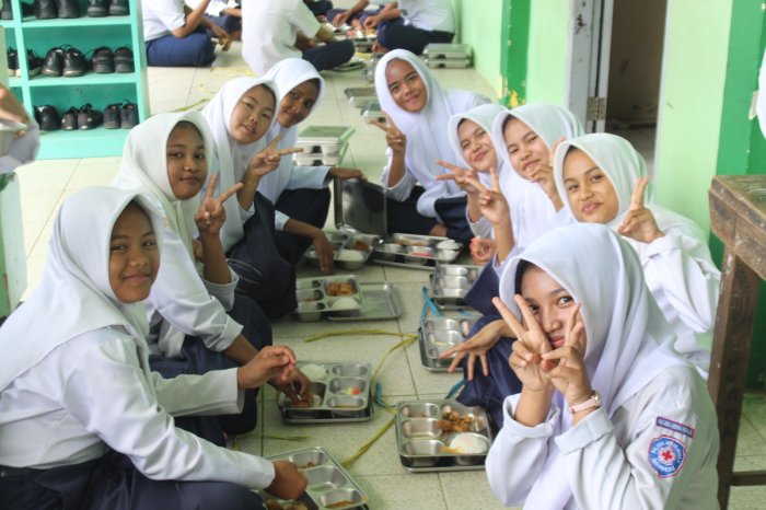 Siswa MTsN 7 Bungo Antusias Terima Manfaat Program MBG dengan Lima Varian Menu