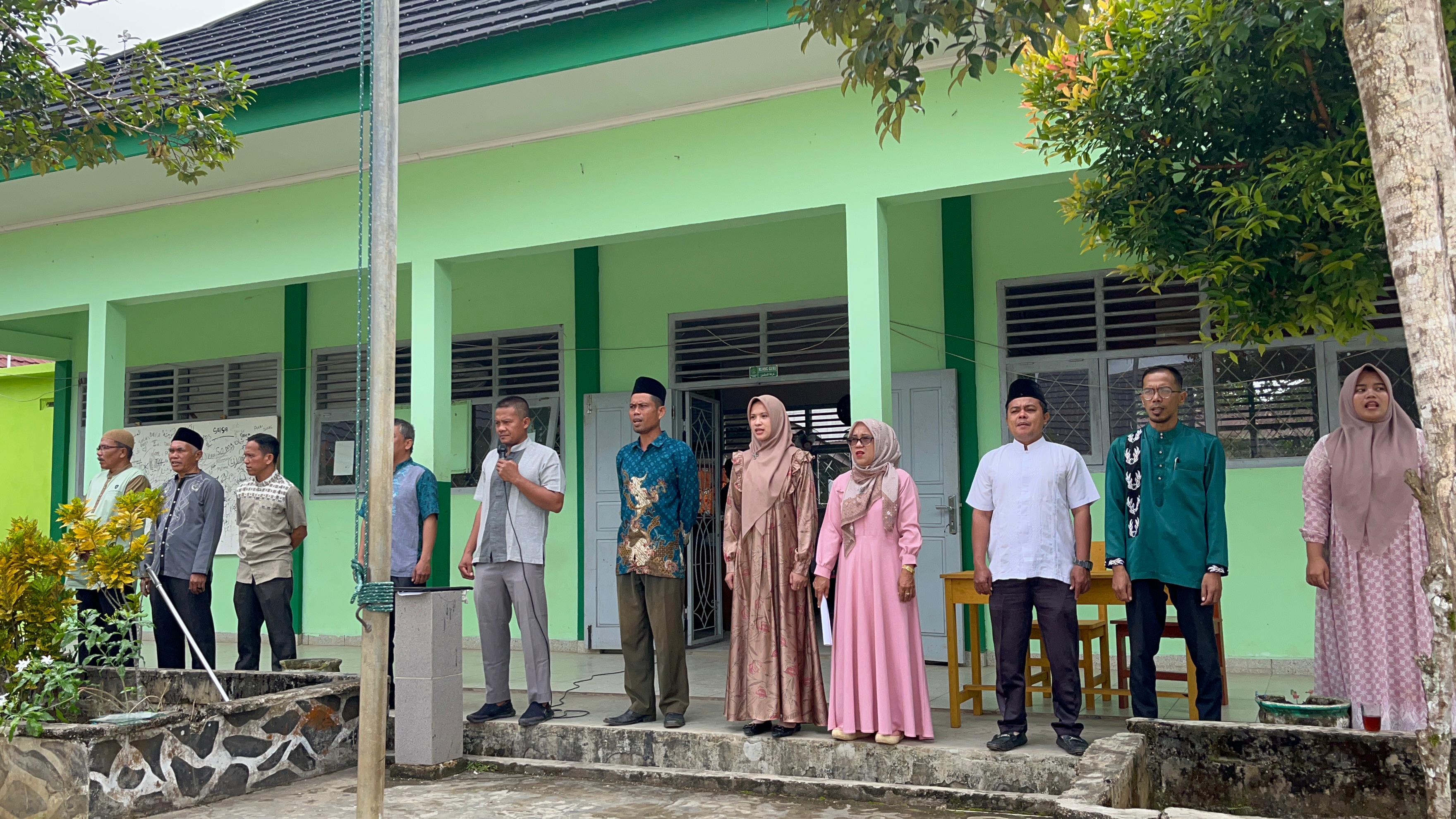 MTs Negeri 7 Bungo Laksanakan SE Sekjen No. 01 Tahun 2025, Memperdengarkan dan Mengikuti Pembacaan Naskah Pancasila