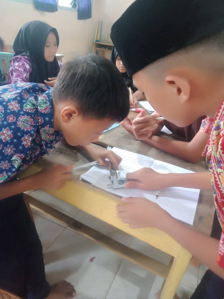 Siswa Kelas VII C MTsN 7 Bungo Gelar Praktik IPA: Ukur Kelereng dan Uang Logam dengan Jangka Sorong