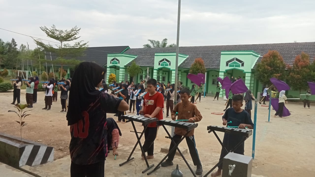 Tim Marching Band Bahana Syahdu MTsN 7 Bungo Kembali Gelar Latihan Rutin Jelang HUT RI ke-80
