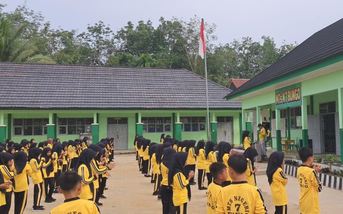 Kepala MTsN 7 Bungo Pimpin Apel dan Ajak Siswa Semangat Ikuti Senam Kebugaran Jasmani
