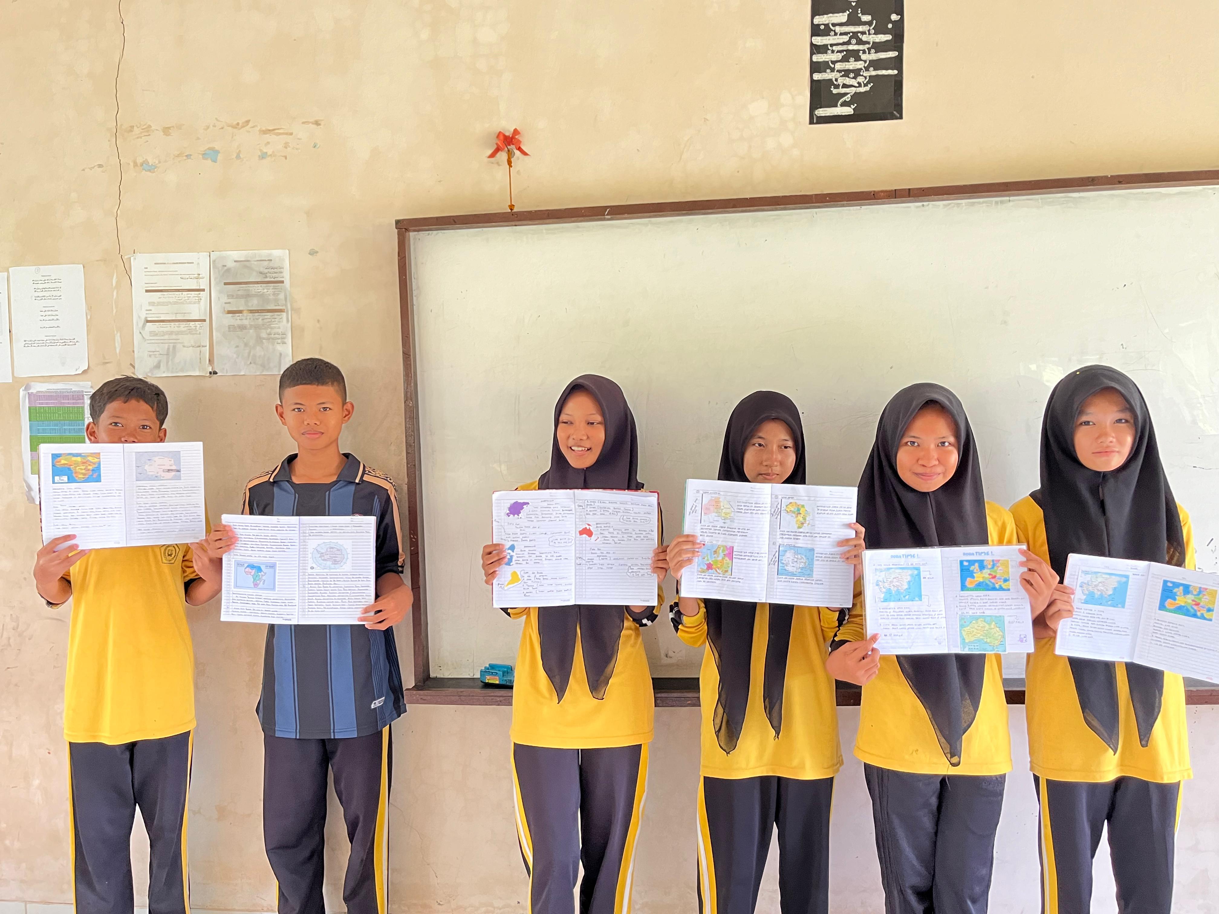 Mengkategorikan Peta Benua di Dunia: Siswa MTsN 7 Bungo Pelajari Karakteristik, Flora, Fauna, dan Luas Wilayah dalam Pelajaran IPS