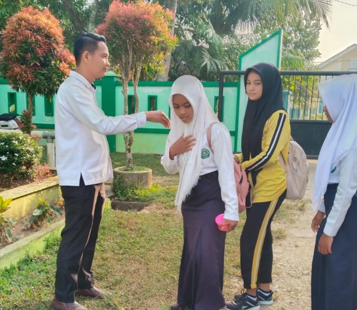 Bangun Semangat Belajar, Tegur Sapa Hangat Warnai Pagi di MTsN 7 Bungo