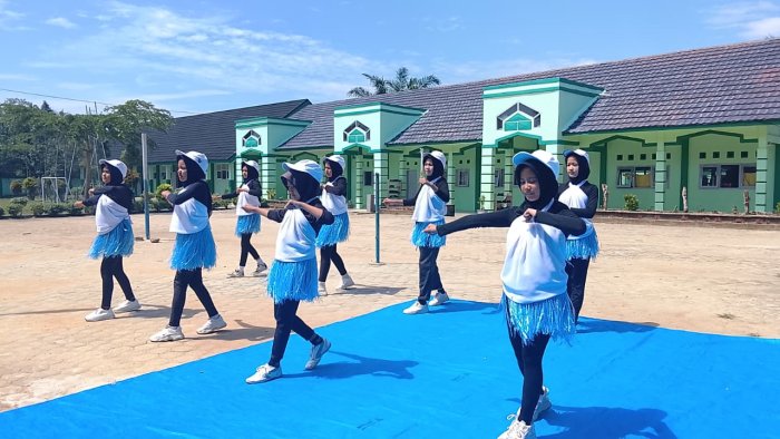 Tim Senam Kreasi Kelas VIII A Tampilkan Aksi Memukau di MTsN 7 Bungo