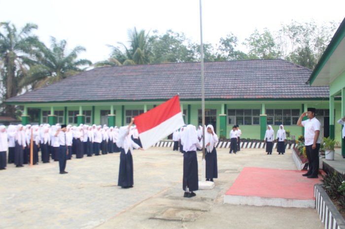 Kembali Tatap Muka, MTsN 7 Bungo Awali Pekan dengan Upacara Bendera Kembali Tatap Muka, MTsN 7 Bungo Awali Pekan dengan Upacara Bendera