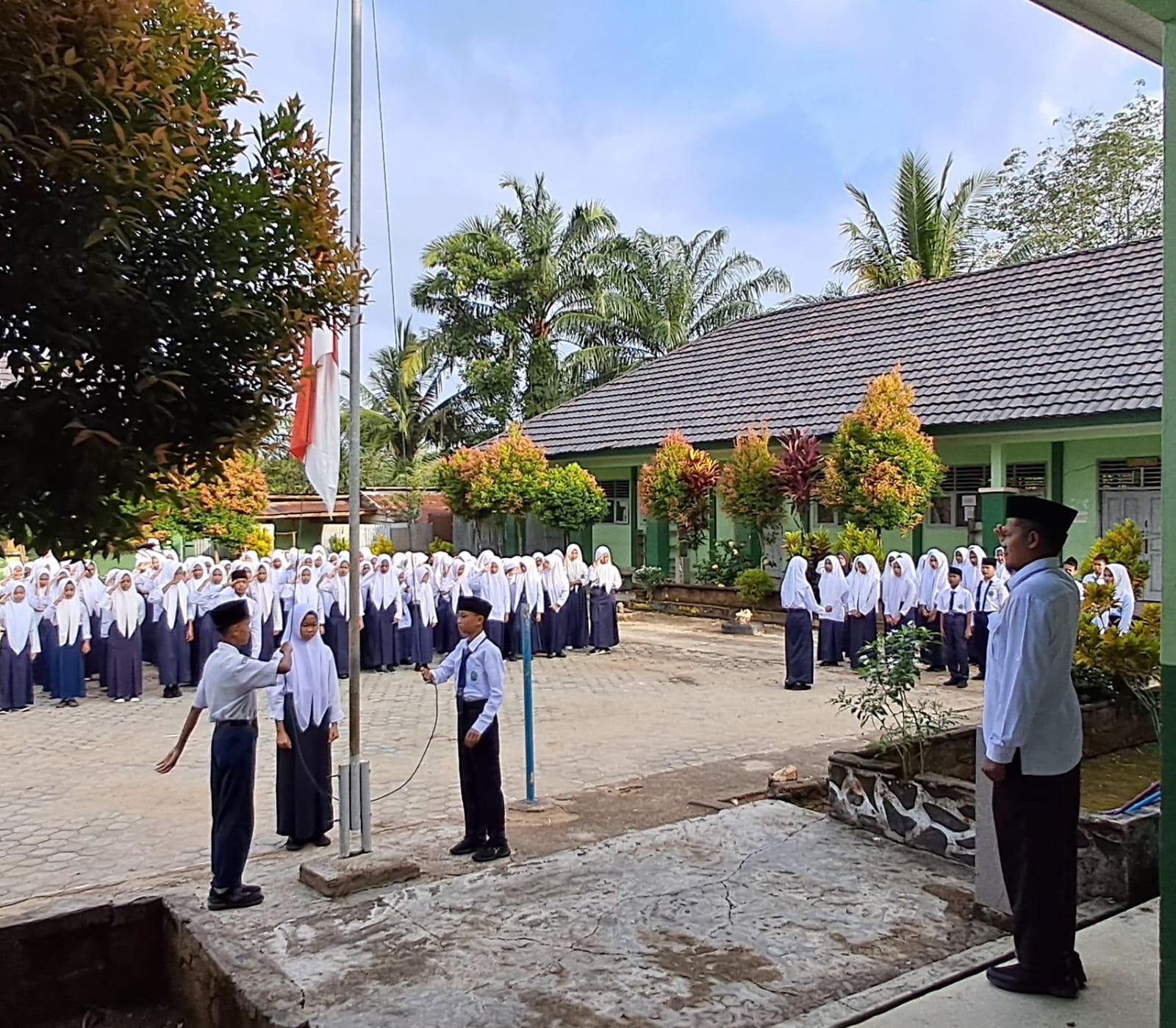 Kelas VII B MTs Negeri 7 Bungo Sukses Jalankan Tugas Upacara Bendera dengan Tertib dan Khidmat