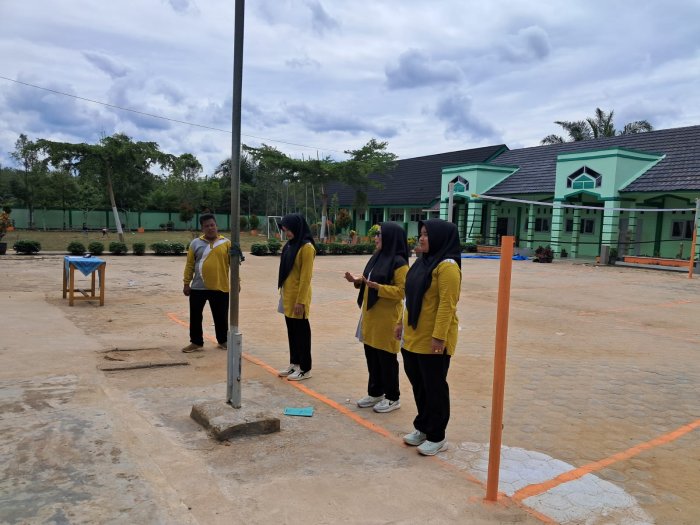 Menjelang Peringatan Hari Guru Nasional, Guru MTsN 7 Bungo Gelar Latihan Upacara
