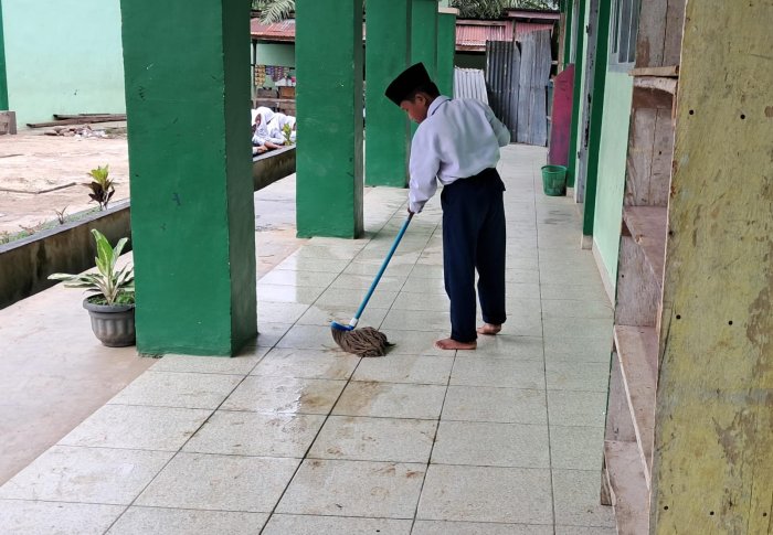 Siswa MTsN 7 Bungo Tunjukkan Kepedulian Lingkungan dengan Kebiasaan Positif di Setiap Pagi