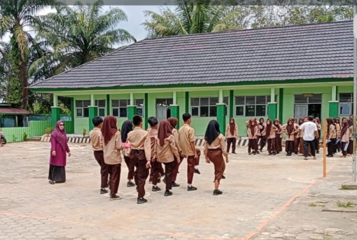 OSIM MTsN 7 Bungo Matangkan Persiapan Upacara Bendera dengan Latihan Intensif