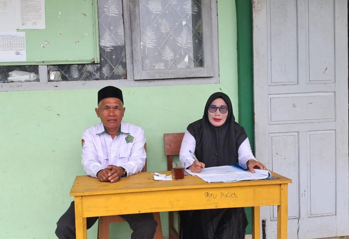 Guru Piket MTsN 7 Bungo Jalankan Peran Vital dalam Menegakkan Disiplin dan Menciptakan Lingkungan Belajar Kondusif