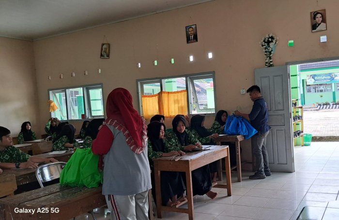 MBG Selama Ramadhan 1447 H: Siswa MTsN 7 Bungo Terima Menu Kering untuk Berbuka