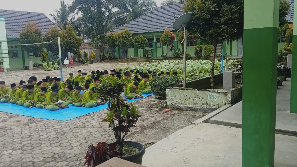 Dengan Penuh Khidmat, Siswa MTsN 7 Bungo Laksanakan Yasinan Rutin Setiap Jumat Pagi