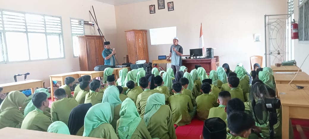 Kepala MTsN 7 Bungo Berikan Pembinaan kepada Pengurus OSIM TP 2025/2026