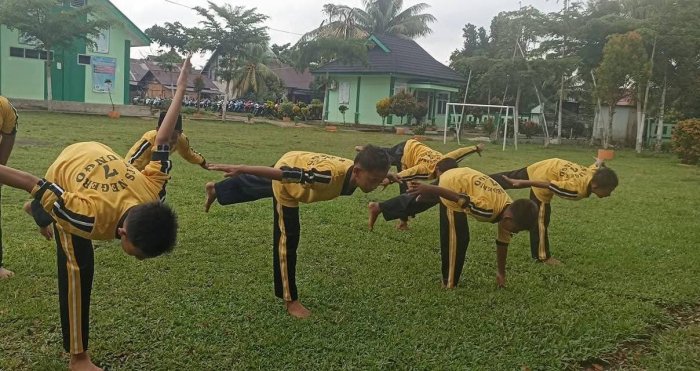 Siswa VII C MTsN 7 Bungo Asah Keseimbangan dan Kebugaran Melalui Praktik Senam di Lapangan Mini Soccer