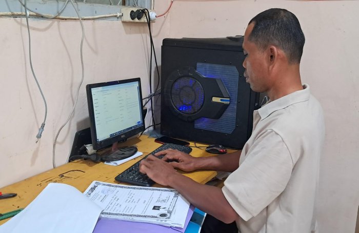 Menjelang ASAS Ganjil 2025/2026, Operator RDM MTsN 7 Bungo Pastikan Validitas Data Siswa Menjelang ASAS Ganjil 2025/2026, Operator RDM MTsN 7 Bungo Pastikan Validitas Data Siswa